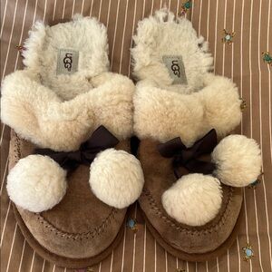 Flash Sale!🥶❄️UGG  Tan and Cream Pom-Pom Slippers